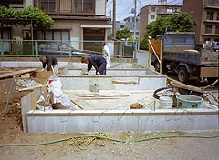 基礎天端ならし・防湿コンクリート高さと土間高さの確認・土の埋め戻し・設備配管立ち上げ位置の確認